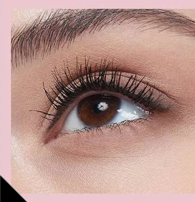 Regard intense soulign&eacute; par le mascara Sky High